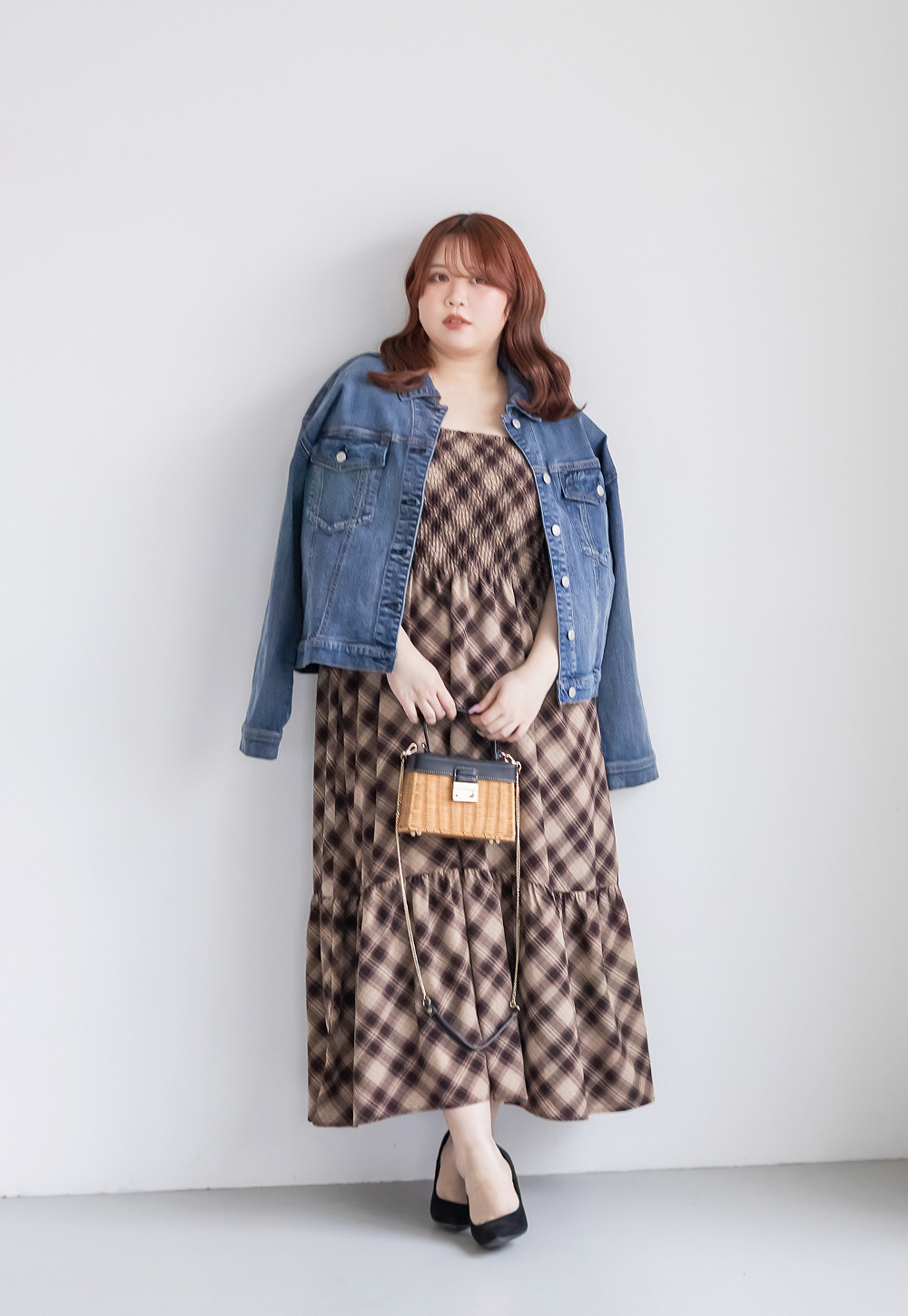 チェックのワンピースにデニムジャケットを合わせたコーディネート