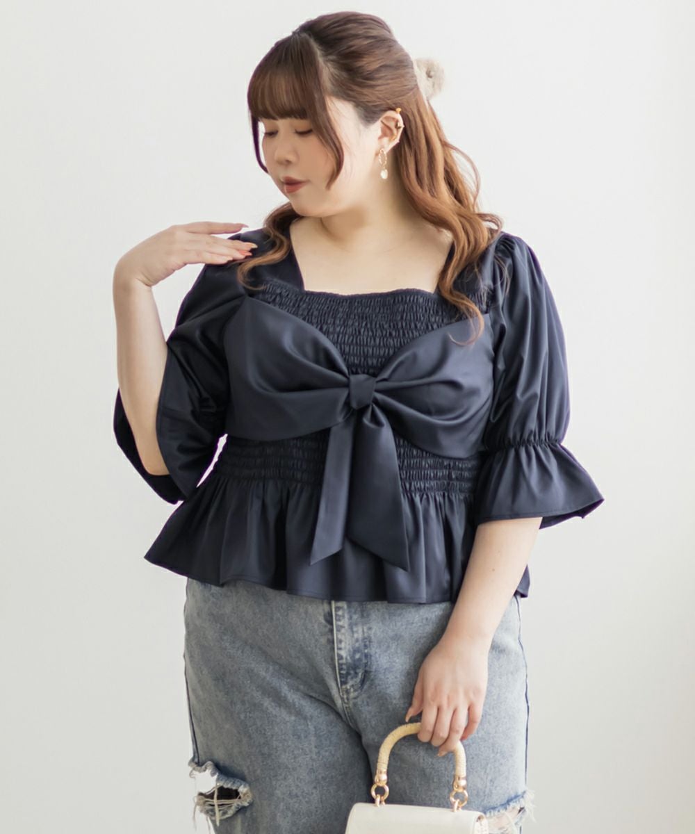 バックリボンデザインシャーリングブラウス Chico（チコ）の「バックリボンデザインシャーリングブラウス（シャツ
