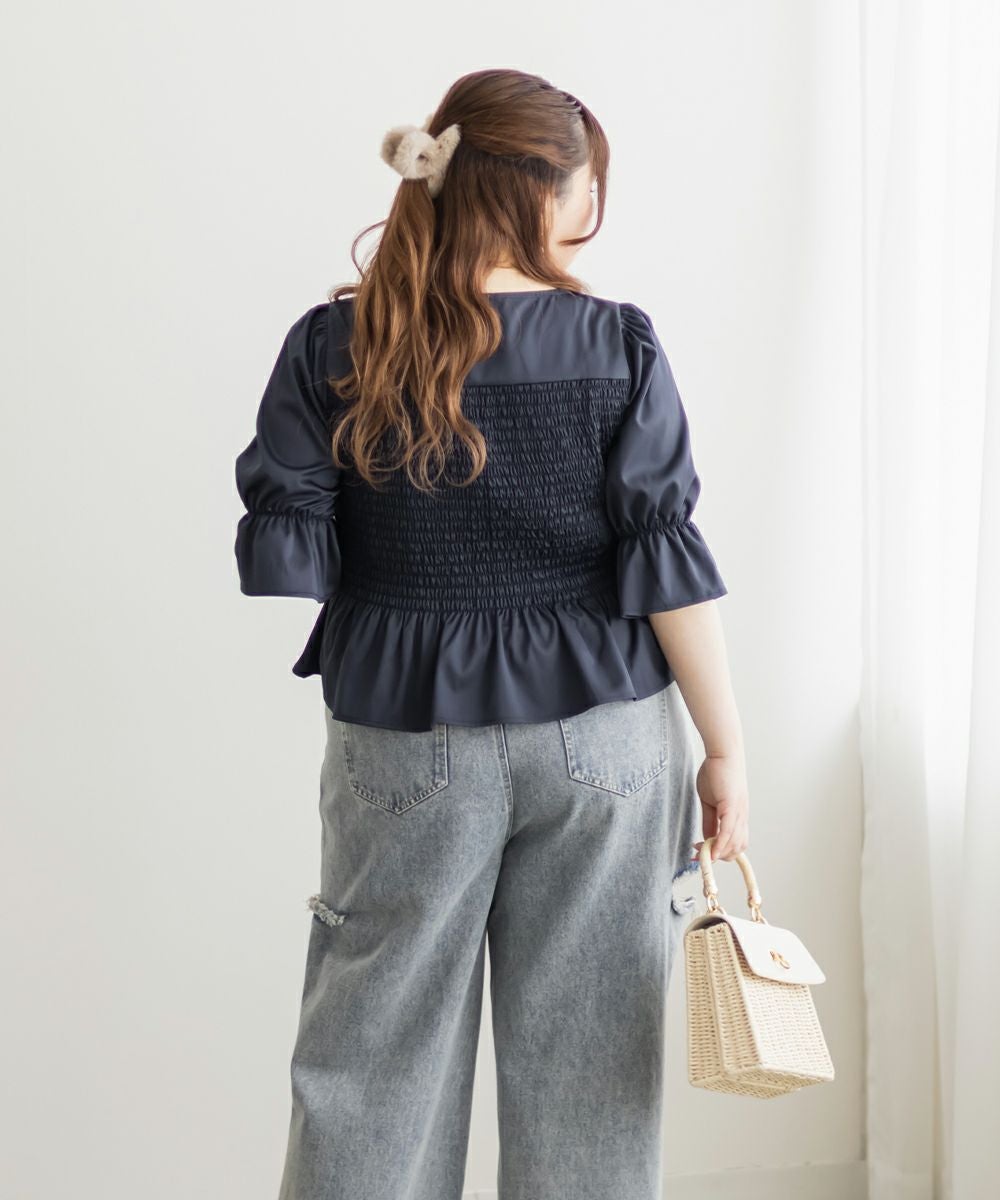 バックリボンデザインシャーリングブラウス Chico（チコ）の「バックリボンデザインシャーリングブラウス（シャツ
